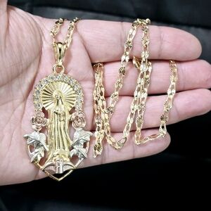 Elegant Gold Pendant Necklace